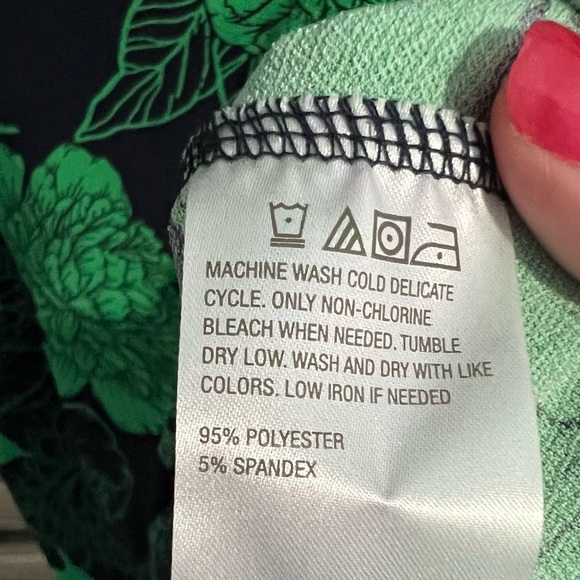 IMAN Global Chic Green and Black crop pant set with Bold Floral Design - Picture 9 of 12